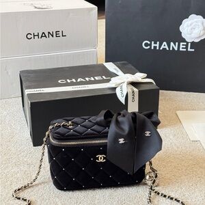 <AUTHENTIC>Chanel Black Quilted Crossbody Bag with Bow